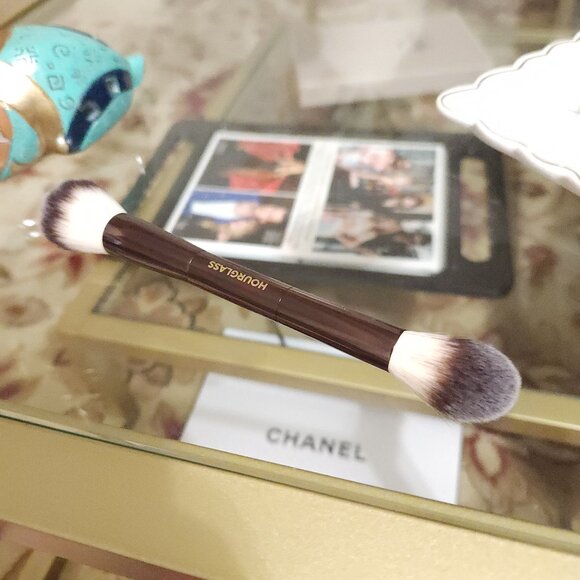 Hourglass  Ambient® Lighting Edit Dual Ended Brush - Picture 3 of 10